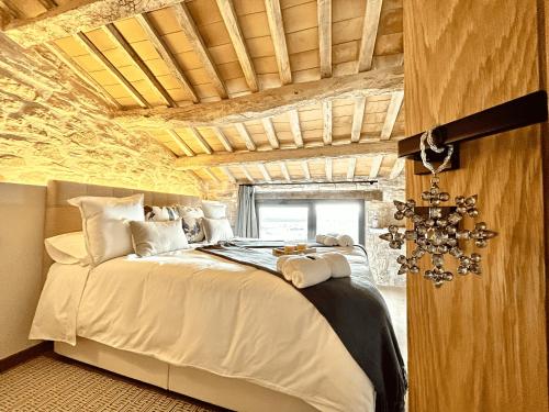 a bedroom with a large white bed in a room at Torre Medieval de Queralt & Spa in Concabella