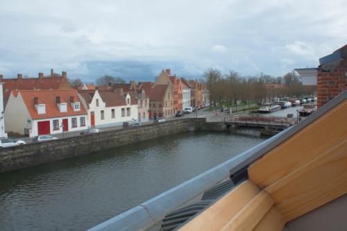 Blick auf einen Fluss von einer Brücke in der Unterkunft B&B Coupure in Brügge