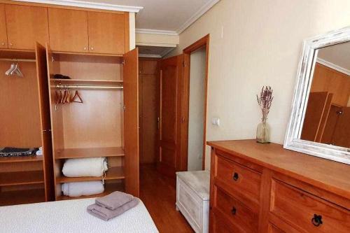 a bedroom with a dresser and a mirror at Luminoso y Acogedor Apartamento Garaje y wifi in Valladolid