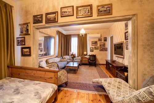 een woonkamer met een bed en een bank bij Zlatanov Residence in Veliko Tŭrnovo