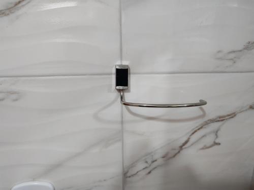 a white counter top with a towel rack in a bathroom at Chácara em Ibiúna para Locação e Temporada in Ibiúna