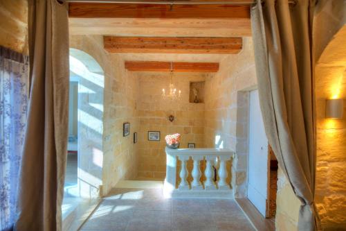 een hal van een huis met een trap en een raam bij Casa Bartolo A Hidden Gem - Spacious Village Home EBAR1-1 in Lija