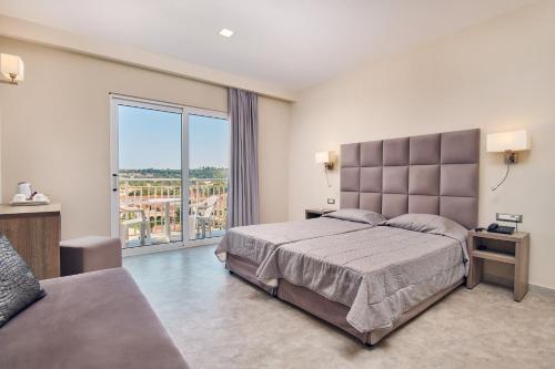 1 dormitorio con cama grande y ventana grande en Altura Hotel Zakynthos en Tsilivi