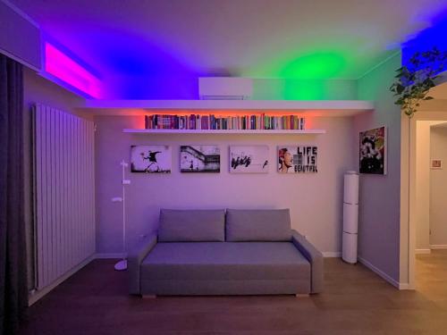 een woonkamer met een bank en gekleurde verlichting bij Relax in Milano - Ventura - Lambrate - Città Studi in Milaan