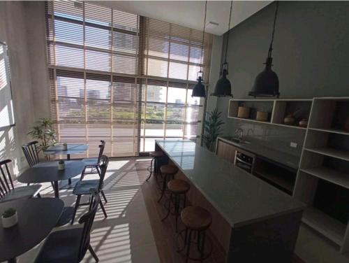 cocina con encimera, sillas y mesa en Hermoso Departamento dunas de concon, en Concón