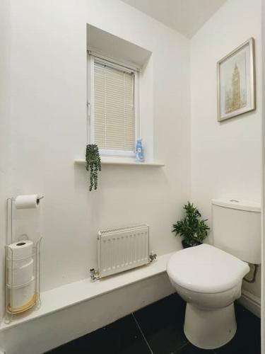 Plantsbrook Place - Luxury 4 bed House + Parking photo 9