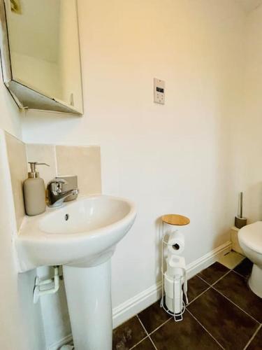 Plantsbrook Place - Luxury 4 bed House + Parking photo 36