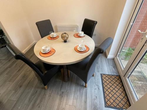 Plantsbrook Place - Luxury 4 bed House + Parking photo 14
