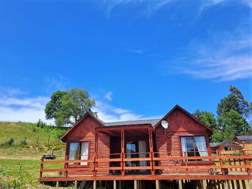a log cabin with a fence around it at Eco Brújula in Villarrica