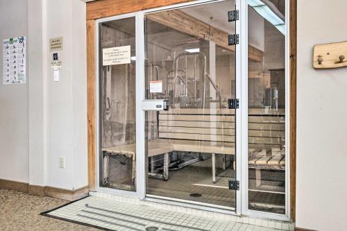 ein Eingang zu einem Raum mit einer Glastür in der Unterkunft Walk to Winter Park Bus From Fraser Condo! in Fraser