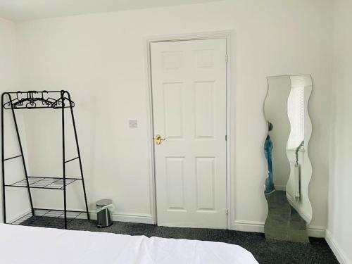 Plantsbrook Place - Luxury 4 bed House + Parking photo 30