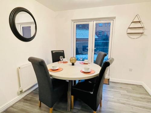 Plantsbrook Place - Luxury 4 bed House + Parking photo 16