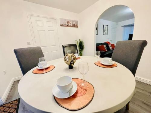Plantsbrook Place - Luxury 4 bed House + Parking photo 15