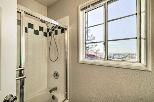 baño con ducha y ventana en Castro Valley Home with Bay Area Views!, en Castro Valley