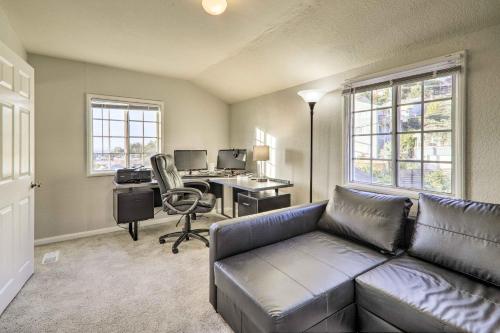 sala de estar con sofá y escritorio con ordenador en Castro Valley Home with Bay Area Views!, en Castro Valley