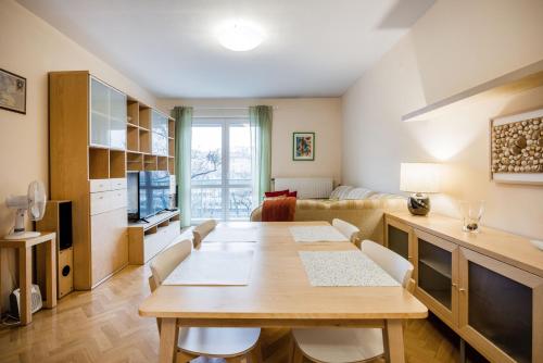 uma sala de estar com uma mesa e um sofá em Citadel Manor Apartment em Budapeste
