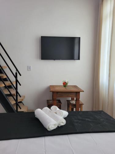 Camera con letto, TV e asciugamani. di Pelourinho Boutique Hotel - OH HOTÉIS a Salvador