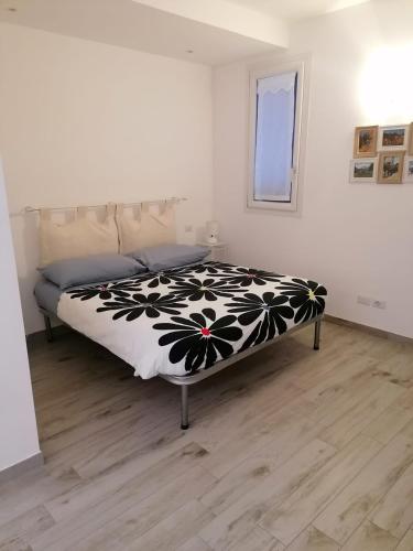 CraveggiaにあるVigezzo Houseのベッドルーム1室(ベッド1台、白黒の毛布付)