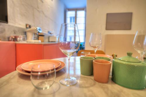 - une table avec deux verres à vin et des assiettes dans l'établissement Impressive & stylish Palazzino in Valletta DDEM1-3, à La Valette