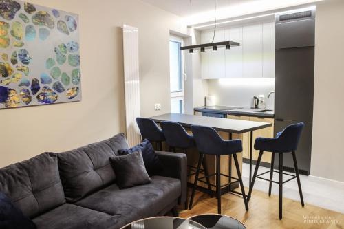 - un salon avec un canapé et une table dans l'établissement D Apartments Centrum Prowiantowa, à Białystok