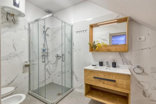 een badkamer met een douche en een wastafel bij Studio Arta Volosko in Opatija