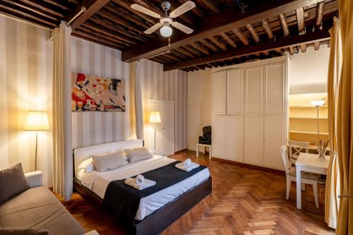 ローマにあるPrince's Suite - Budget Rooms & Apt Piazza Del Popoloのベッドルーム1室(ベッド1台、ソファ、テーブル付)