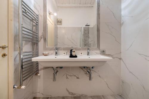 Baño blanco con lavabo y espejo en Prince's Suite - Budget Rooms & Apt Piazza Del Popolo, en Roma