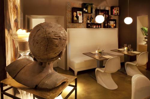 a restaurant with a statue in the middle of a room at Palazzo Bontadosi Hotel & Spa in Montefalco