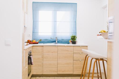 eine Küche mit einem Waschbecken und einem Fenster in der Unterkunft Best Houses 30 - Terrace Peniche in Peniche