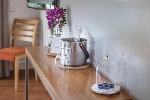 um balcão de cozinha com um vaso em cima de uma mesa em Vilafoia em Monchique
