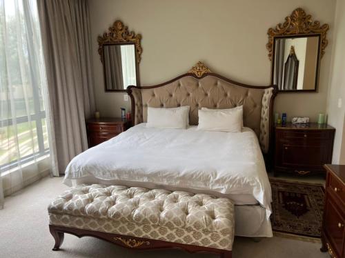 Un pat sau paturi într-o cameră la Sandton Emperor Apartment