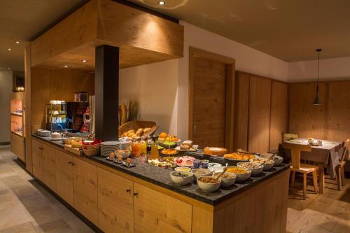 een buffet met eten op een aanrecht in een keuken bij Mölgg Dolomites Residence in San Vigilio Di Marebbe