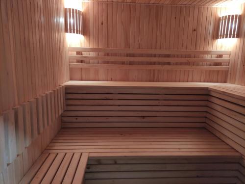 uma sauna de madeira com dois bancos em Карпати котедж Анастасія em Skole