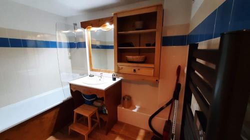 a bathroom with a sink and a mirror at Chaleureux appartement aux pieds des pistes in Chamrousse