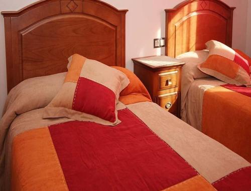 カルノータにあるApartment - 2 Bedrooms with Sea views - 01883のベッドルーム1室(ベッド2台、木製ヘッドボード付)