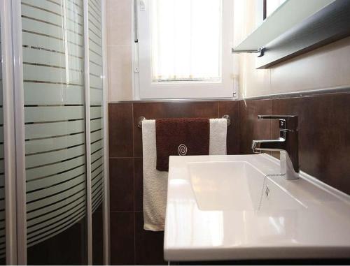 カルノータにあるApartment - 2 Bedrooms with Sea views - 01883のバスルーム(白い洗面台、窓付)