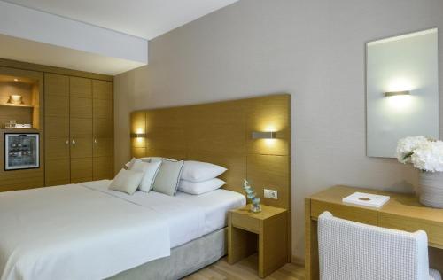 a hotel room with a bed and a desk and a bed sidx sidx sidx sidx at Anatolia Hotel in Thessaloniki