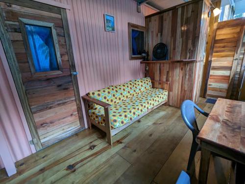 ウビタにあるArboura Eco Cabinsの木製の壁の客室で、ベンチ付きの客室があります。