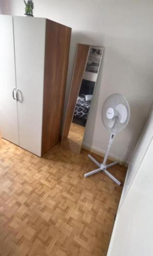 a room with a white fan and a closet at APPARTEMENT DISCRET POUR VOUS in Chalon-sur-Saône