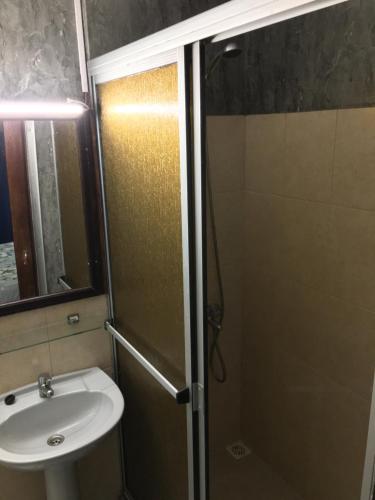 科洛尼亞－德爾薩克拉門托的住宿－Hostel Parece Mentira，带淋浴、卫生间和盥洗盆的浴室