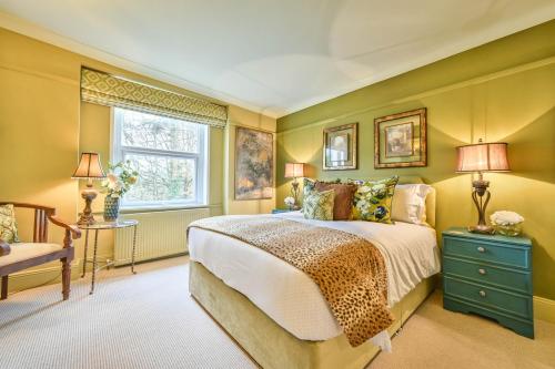 sypialnia z łóżkiem w kształcie lamparta i oknem w obiekcie Luxury Townhouse for two close to Restaurants and Bars and minutes from Dartmoor w mieście Whitechurch
