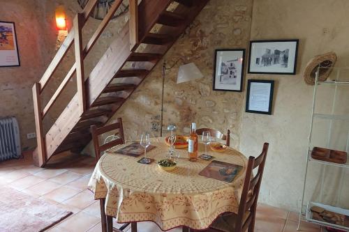 une table dans une pièce avec un escalier dans l'établissement Lou Marcelou - Apartment One, à Sainte-Croix-de-Verdon