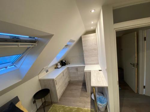 a small kitchen with a counter in the middle of a room at Cosy North London 2 Bed Apartment in Woodside Park- Close to Station and Central London in Totteridge