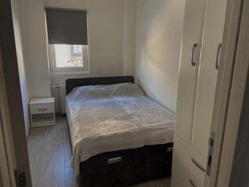 ein kleines Schlafzimmer mit einem Bett und einem Fenster in der Unterkunft Apartman Jolić in Zlatibor