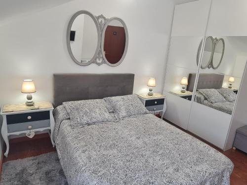1 dormitorio con 1 cama y 2 espejos en la pared en Fabuloso apartamento con terraza y piscina, en Villabáñez