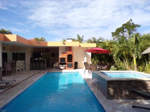 una piscina frente a una casa en Casa Linda beautiful Villa, en Sosúa