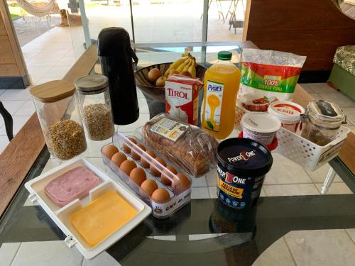 Una mesa de cristal con ingredientes de comida encima. en Patz Houz Hostel, en Florianópolis