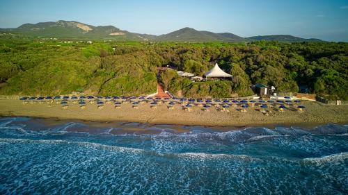 an aerial view of a beach with umbrellas and the ocean at Park Hotel I Lecci in San Vincenzo