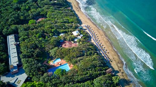 una vista aerea su una spiaggia con un resort di Park Hotel I Lecci a San Vincenzo