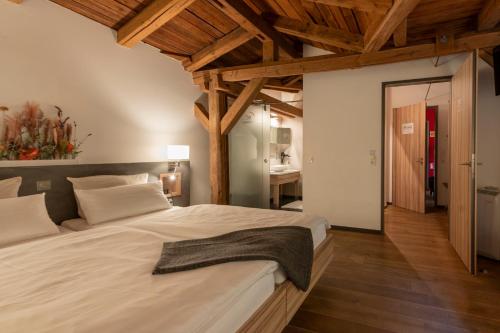 Ένα ή περισσότερα κρεβάτια σε δωμάτιο στο Hotel zur Kloster-Mühle